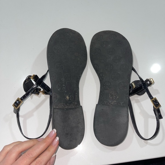 Tory Burch Ali Thong Sandals Black Patent Leather Gold Logo Size 9 - Picture 4 of 5